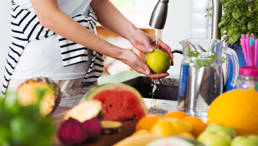 Hay 5 alimentos que no deben lavarse para no aumentar el riesgo de contaminación, ¿lo sabias?