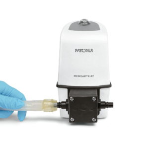 La Bomba de fluido Microsart e.jet es una bomba de vacÃo de alto rendimiento diseñada para la filtración de muestras lÃquidas en control de calidad microbiológico. Con una presión transmembrana de 600 mbar y un flujo de 4.0 L/min